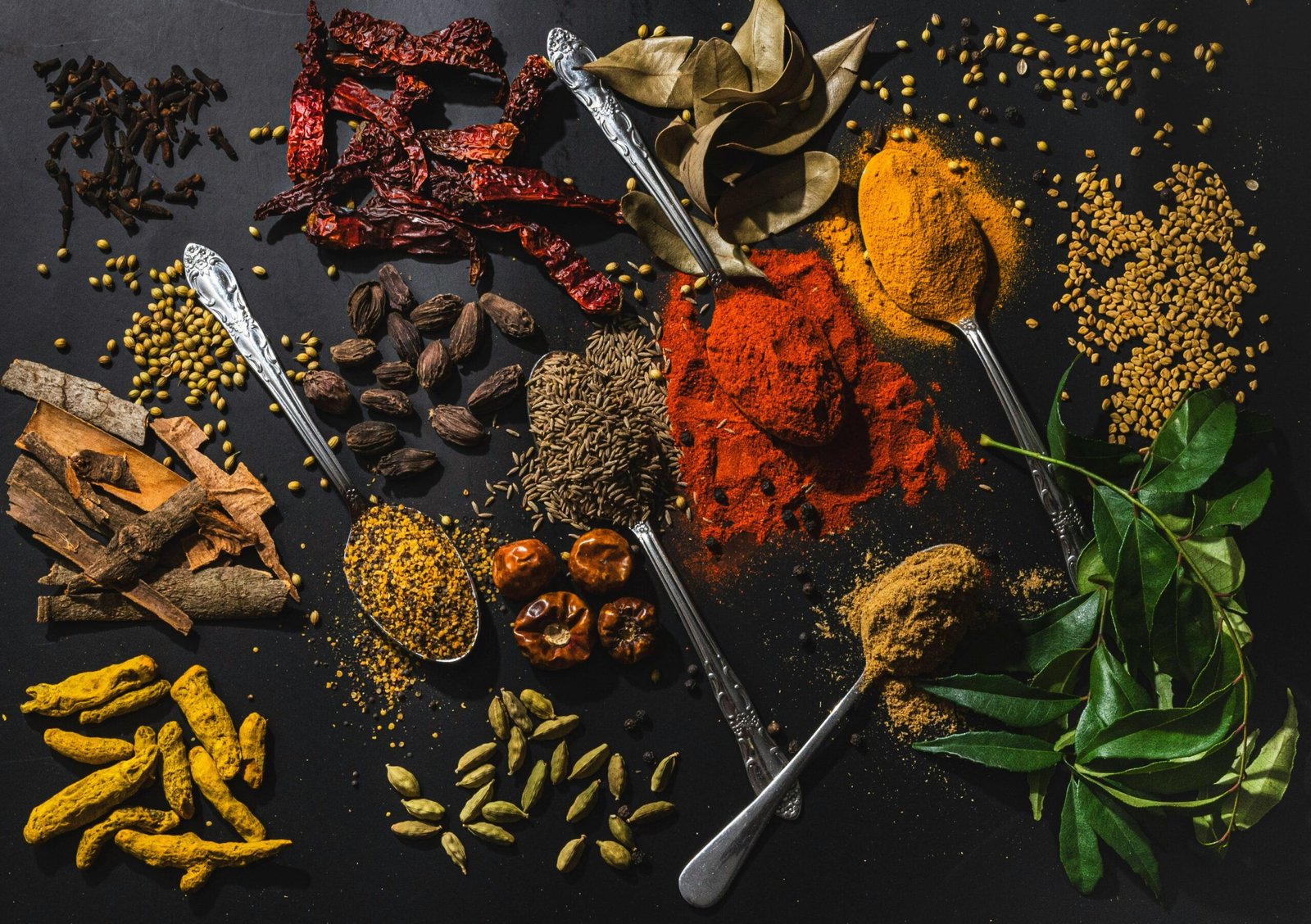 An infographic showing the core principles of the pitta diet including cooling foods and spices.