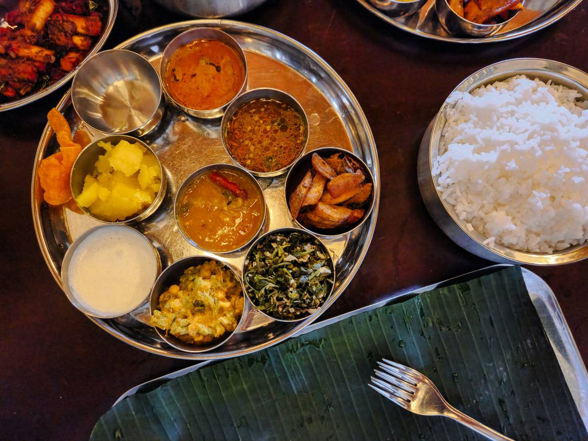 Infographic showing recommended seasonal foods according to Ayurveda.